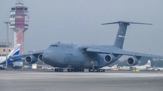 Avión estadounidense en aeropuerto en India.