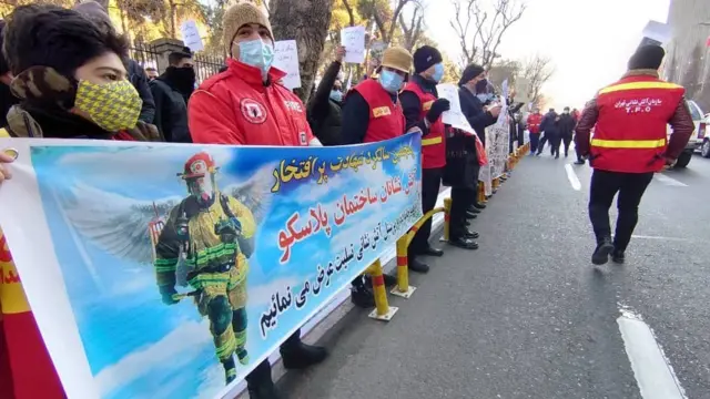 تجمع اعتراضی آتش‌نشان‌ها در سالگرد فاجعه آتش سوزی ساختمان پلاسکو صورت گرفته است