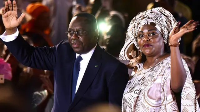 Macky Sall en compagnie de son épouse Marième, habillée aux couleurs de l'APR, le parti présidentiel au sein duquel elle est très active.