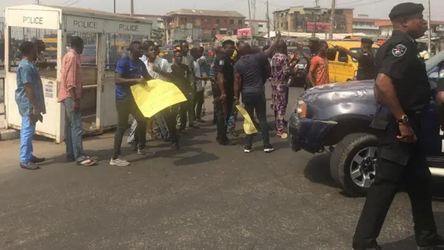 Ndị uweojii na ndị na-eme ngagharịiwe na-akọ ọnụ