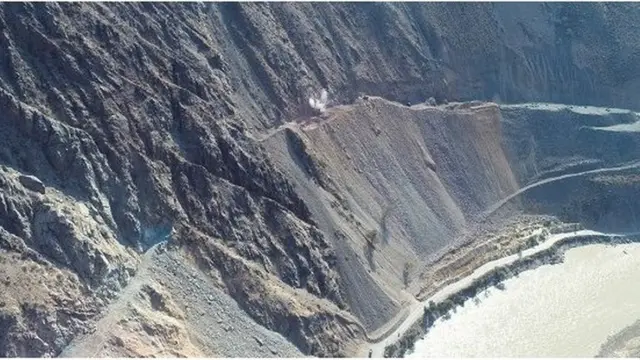 Адистер бул жаңы жолдун курулуш менен жүздөгөн чакырымды кыскартууга болот деп долбоорлошкон.