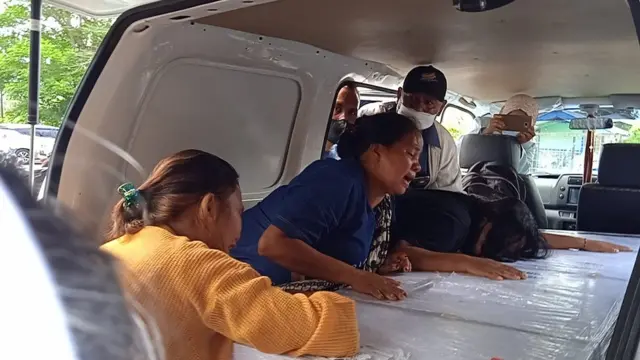 Keluarga menyambut peti jenazah di Bandara El Tari, Kupang, NTT.