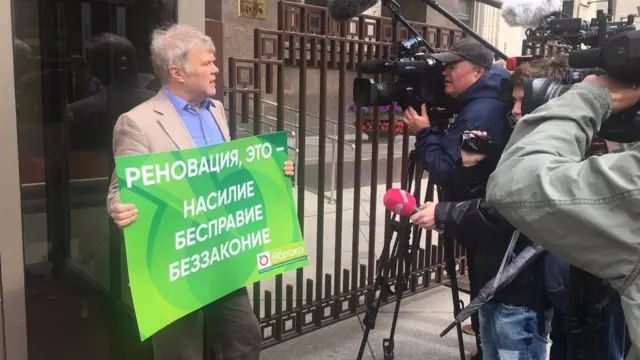 Митрохин с плакатом у Госдумы