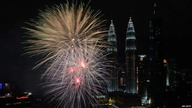 મલેશિયાની રાજધાની ક્વાલાલમ્પુરમાં પેટ્રોનાસ ટ્વિન ટાવરનો નજારો.