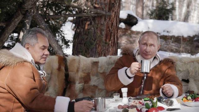 Владимир Путин и Сергей Шойгу во время отдыха в тувинской тайге