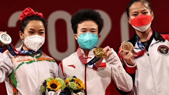 મીરાબાઈ ચાનુ ઇન્ડોનેશિયાના વીંડી અસાહે અને ચીનનાં હાઉ જહુઈ સાથે