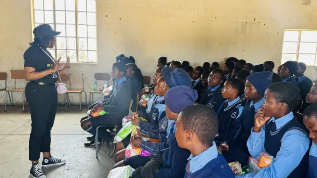 De nombreuses personnes à travers le continent tentent de fournir des produits pour les filles dans les écoles.