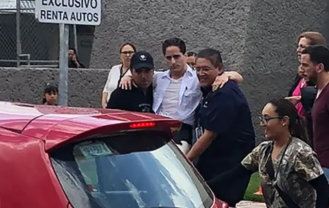 Homem feridosaque arbetyacidente no México é colocadosaque arbetycarro