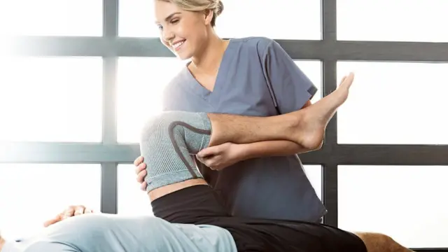 Медсестра сгибает колено пациента в повязке