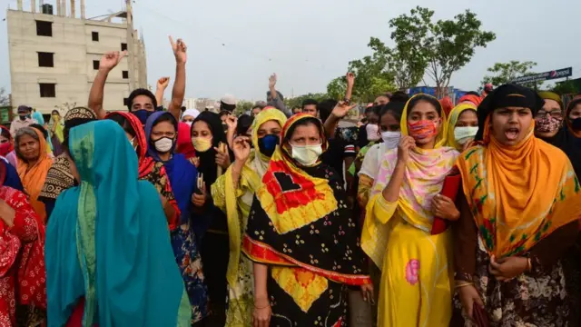 ছাঁটাই বন্ধ এবং বকেয়া বেতনের দাবিতে ঢাকায় গার্মেন্টস শ্রমিকদের বিক্ষোভ।