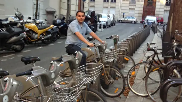 Karan Girotra, en una bicicleta en Cornell