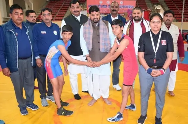 नेताजी ने पहलवान को मारा थप्पड़