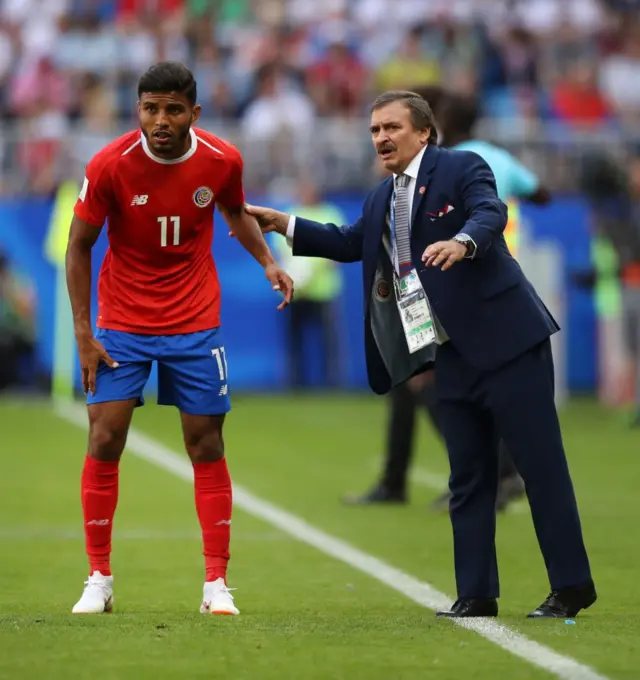 El seleccionador de Costa Rica, Óscar Ramírez, da instrucciones a Venegas durante el partido.