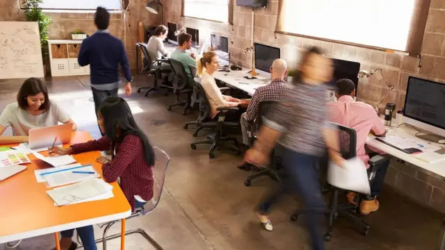 어떤 이는 재택근무를 선호하지만 동료와의 교류에 기뻐하는 사람도 있다. 이렇듯 사무실로 복귀한 직원들 간에 분명히 엇갈린 정서가 존재한다