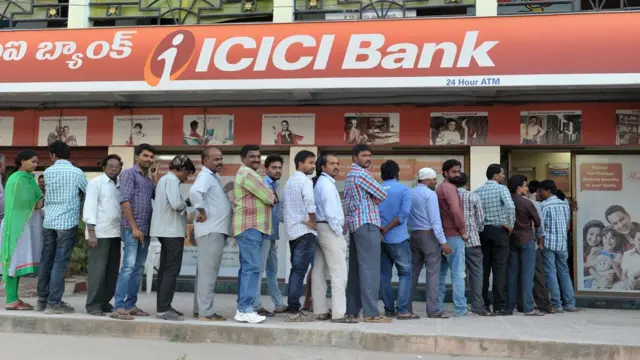 बैंकों में पैसे निकालने के लिए लंबी कतार