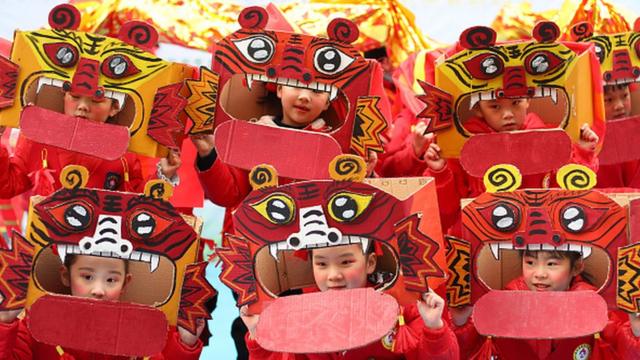 أطفال روضة الأطفال يرتدون زي النمر للترحيب بعام النمر 2022 في نانجينغ