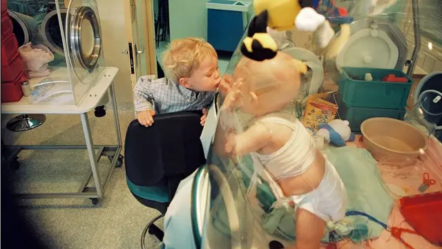 Niño con SCID en Francia, en 2002.