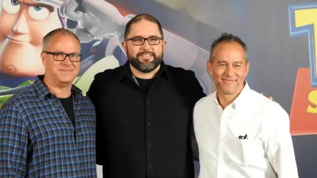 Josh Cooley (centro) dirigió el filme, mientras que Mark Nielsen (izq) y Jonas Rivera (dcha) lo produjeron.