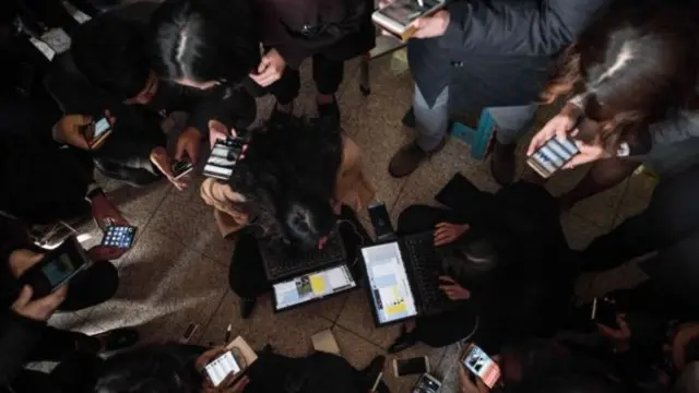 Ljudi sa mobilnim telefonima u rukama