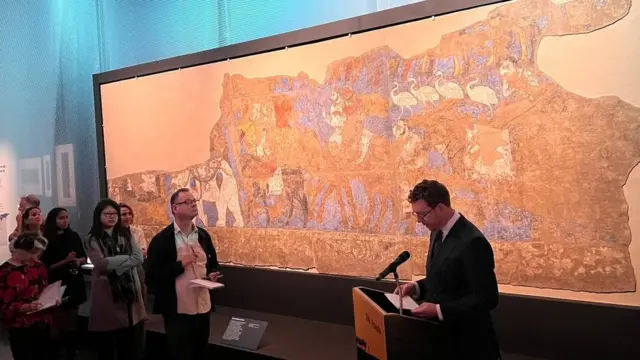 Кўргазмадаги энг йирик экспонат - Самарқанднинг "Афросиёб" музейидан келтирилган деворий сурат.