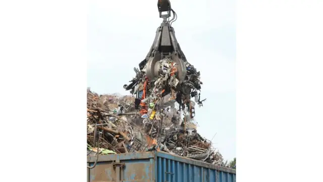 يجري تصدير الجانب الأكبر من المخلفات الإلكترونية من الدول الغنية إلى البُلدان الأكثر فقرا، حيث تسبب مشكلات صحية وبيئية