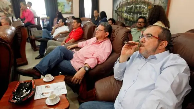 Rodrigo Londoño ("Timochenko"), mientras observa los resultados