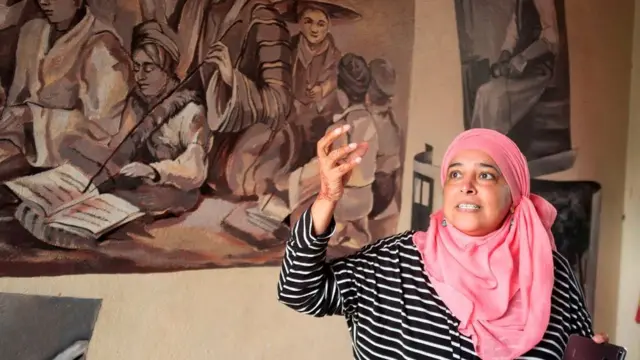 Bilqees Baker, guide et activiste, parle de l'histoire du quartier de Bo-Kaap (Upper Cape) le 25 juillet 2018 dans le centre-ville du Cap. - Bo-Kaap a été créé dans les années 1760 pour héberger les esclaves malais dans la colonie néerlandaise de l'époque, et certains résidents actuels descendent des premiers esclaves à avoir vécu ici