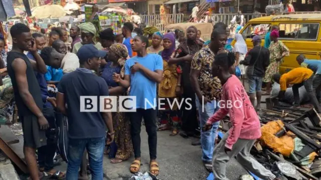 Ndị gbakọrọ ele ihe ọkụ mebiri n'ahịa Balogun