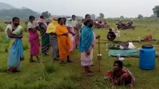 సీలేరు నది దగ్గర గ్రామస్థులు