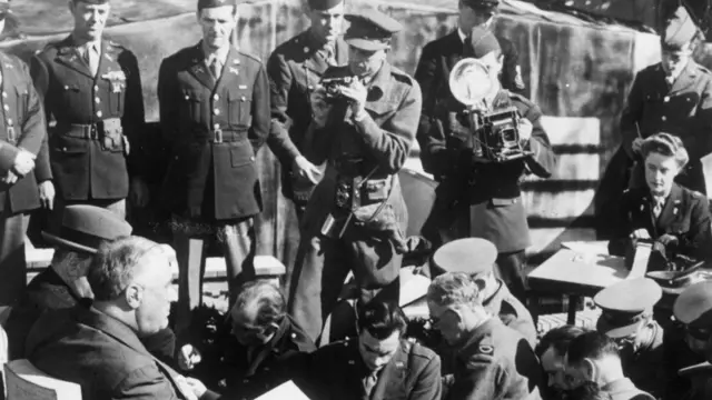 Франклин Рузвелт и Уинстон Черчилль на итоговой пресс-конференции в Касабланке 24 января 1943 года