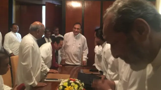 ඒකාබද්ධ විපක්ෂ කණ්ඩායම කතානායක ඉදිරියේ