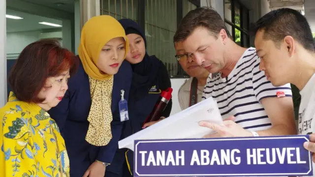 Sven Verbeek saat mengunjungi kantor Bank Mandiri yang dulunya adalah rumah Lim Tiang Hoey, salah satu kapten Cina paling kaya di Batavia, yang juga rekanan kakek buyut Verbeek, Februari 2017 lalu.