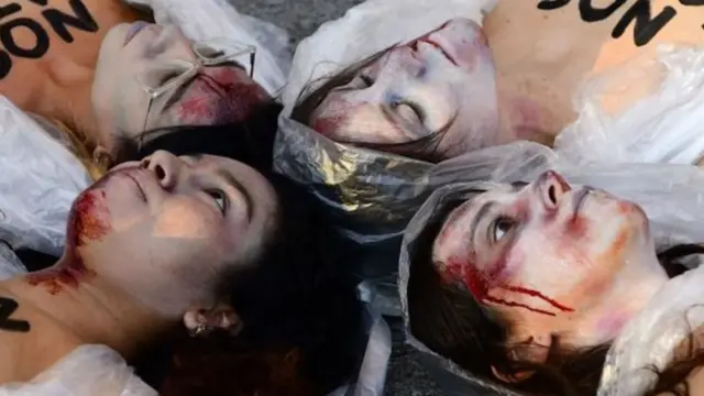 Abagore muri Espanye bariyambitse bisiga ibisa n'amaraso nk'abantu bishwe kugira biyamirize ubwicyanyi bukorerwa abagore bubandanya bwiyongera