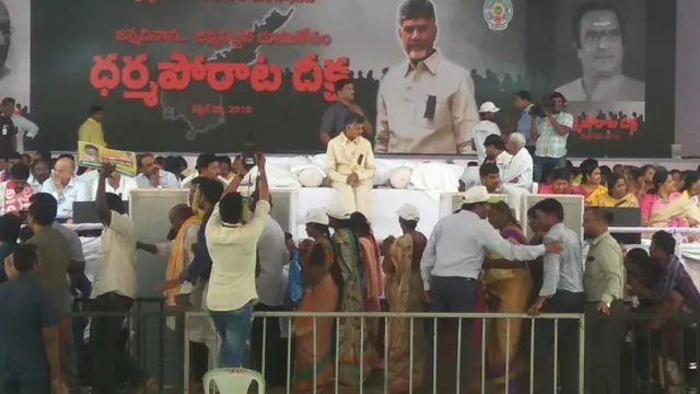 విజయవాడలో చంద్రబాబు దీక్ష