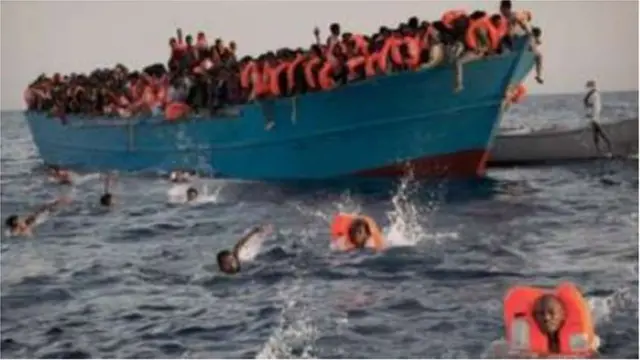 অনেকে পানিতে ঝাপ দিয়ে সাঁতার কেটে আসছেন