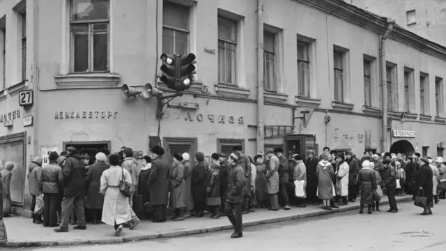 Очередь за хлебом в Ленинграде (декабрь 1991 года)