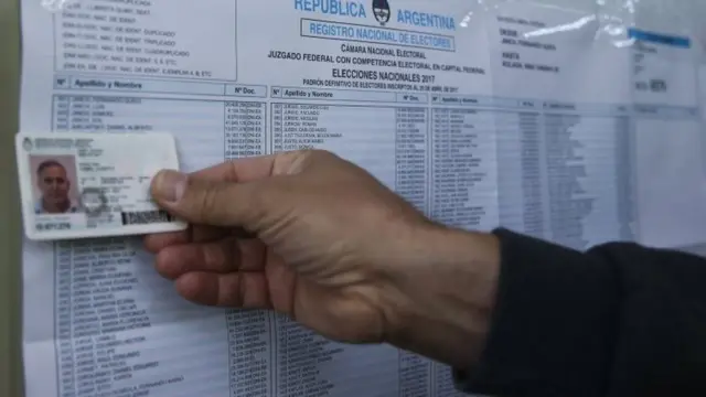 Un hombre busca su nombre en la lista nominal