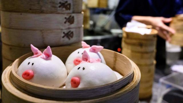 香港某酒楼厨房内装扮成小猪模样的叉烧包（29/1/2019）