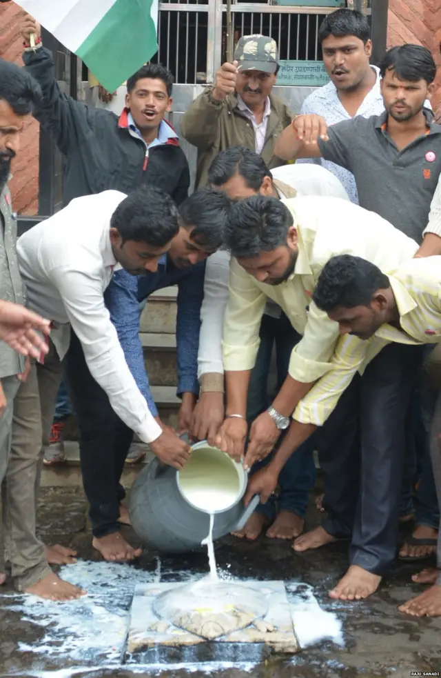 मंदिरात दूध ओतून आंदोलन करताना