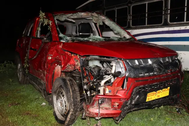 దాడిలో ధ్వంశమైన బాధితుల కారు