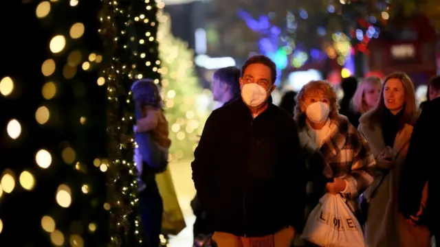 Las personas se preparan para la Navidad en medio del incremento de casos de covid con la variante Ómicron