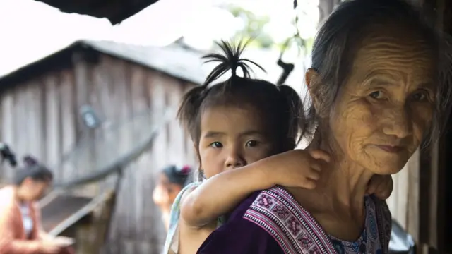 ยาย-หลานในชุมชนม้งแม่สาใหม่