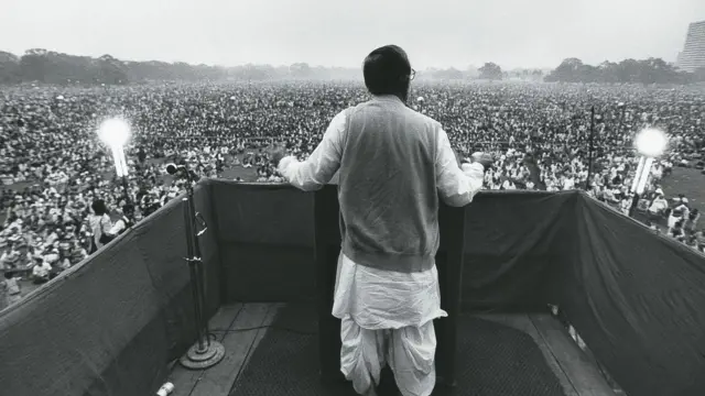 মুখ্যমন্ত্রী থাকাকালীন তাঁর জনসভাগুলোয় জ্যোতি বসু নিয়ম করে 'কেন্দ্রের বঞ্চনা'র কথা বলতেন