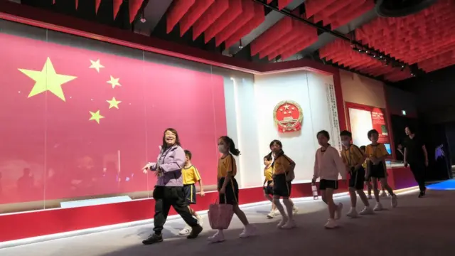 一群小学生参观国家安全展览厅（4/10/2024）