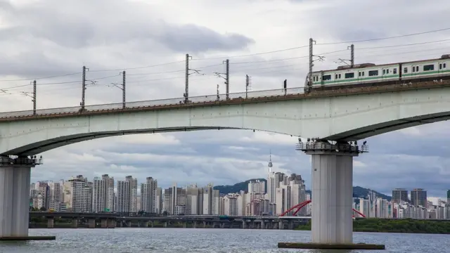 Train over di river Han in Seoul