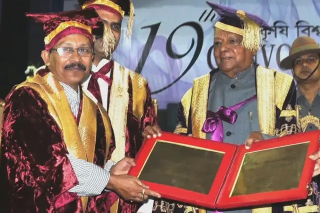 ఒక పురష్కారం అందుకుంటున్న ఉద్ధభ్ భరలి