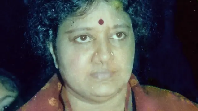 1996ல் ஜெயலலிதா மீதான சொத்து குவிப்பு வழக்கு தொடர்பாக சென்னை சிறப்பு நீதி மன்றத்தில் ஆஜராக சசிகலா வந்த போது எடுக்கப்பட்ட படம்.