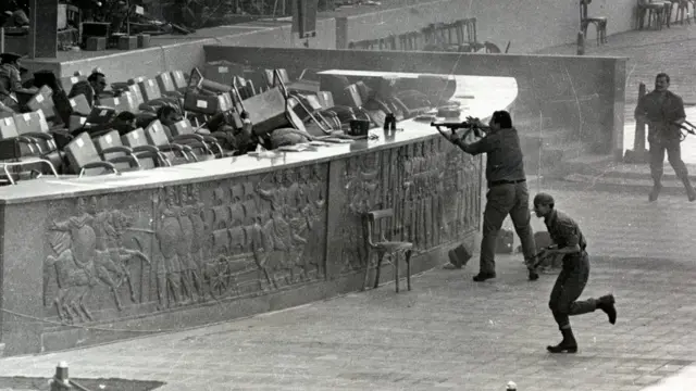 1981లో అధ్యక్షుడు సదత్‌ హత్య జరిగినప్పుడు ముబారక్‌ గాయపడ్డారు