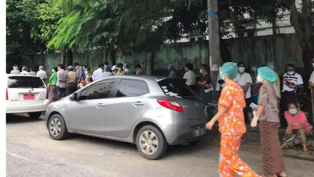 စစ်ကောင်စီ ကာကွယ်ဆေးထိုးဖို့ ရန်ကုန်မြို့မှာတန်းစီနေကြ