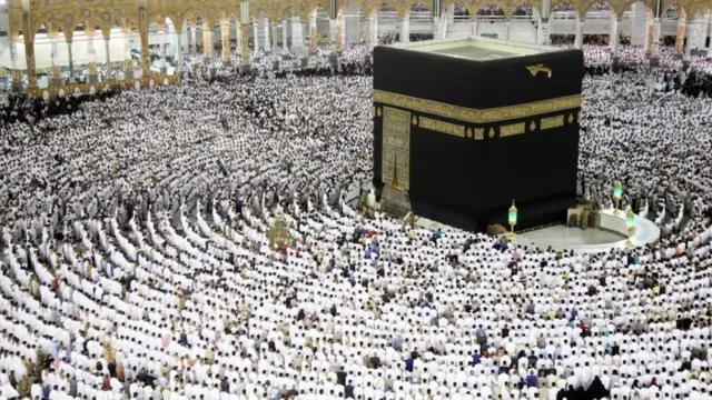 Pipo dey pray for mosque for Mecca